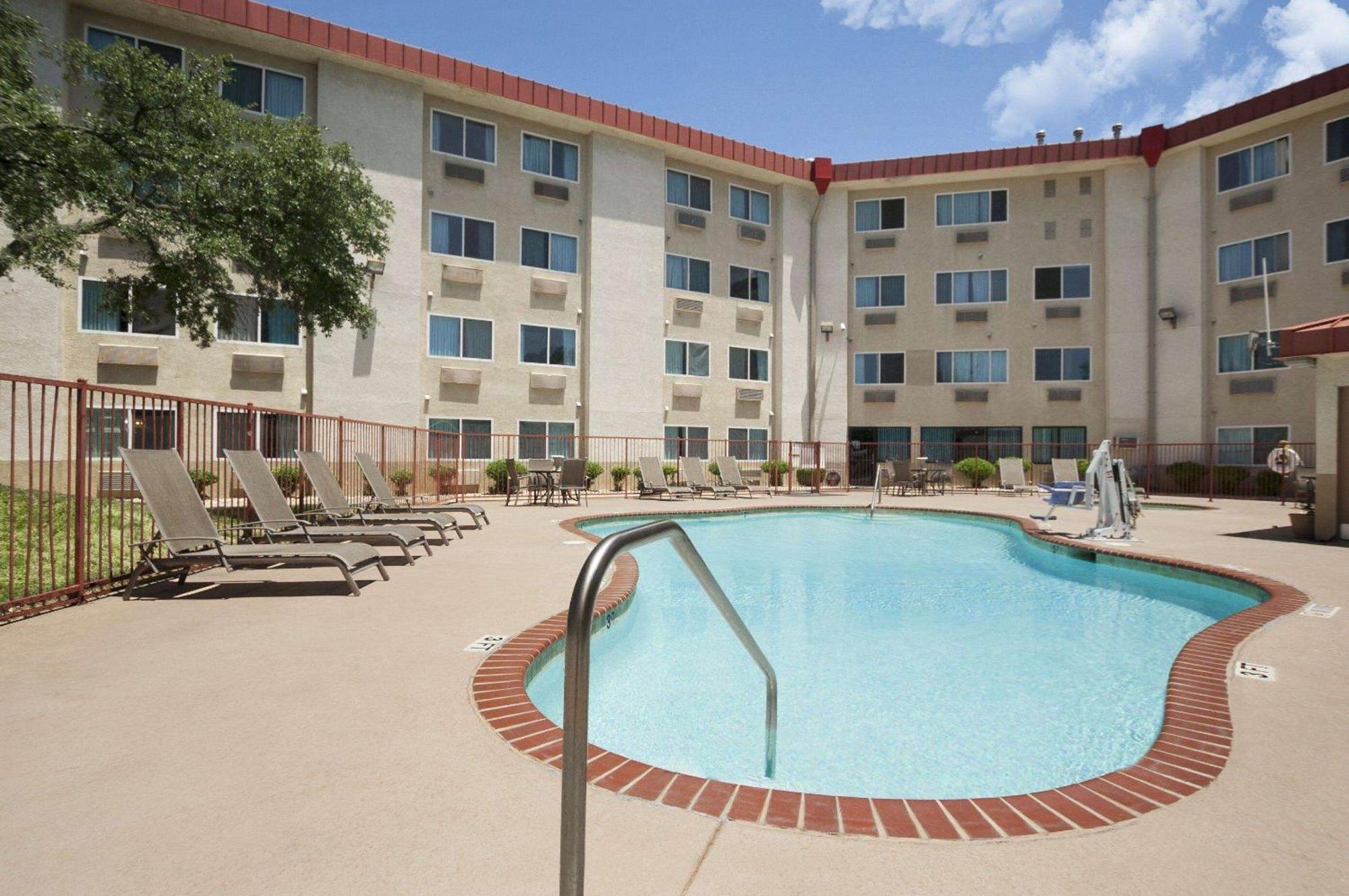 Super 8 By Wyndham Austin North/University Area Экстерьер фото