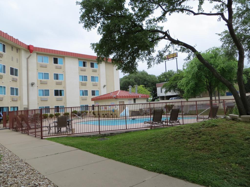 Super 8 By Wyndham Austin North/University Area Экстерьер фото