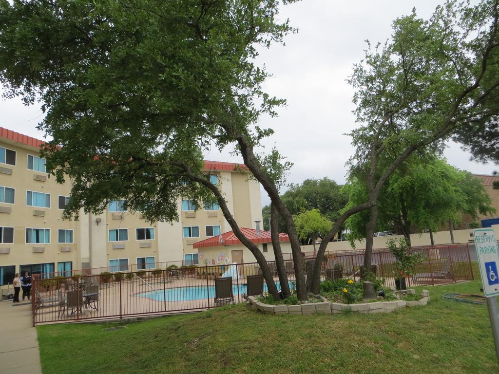 Super 8 By Wyndham Austin North/University Area Экстерьер фото