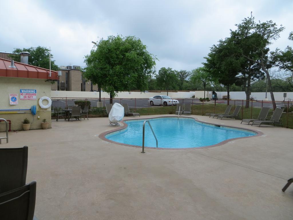 Super 8 By Wyndham Austin North/University Area Экстерьер фото